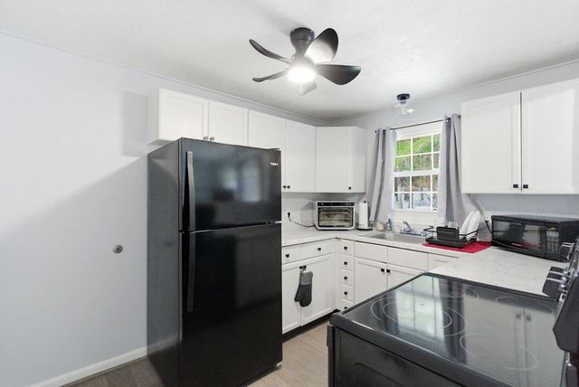 10 Woodburn Dr Apt C, Litchfield, NH 03052