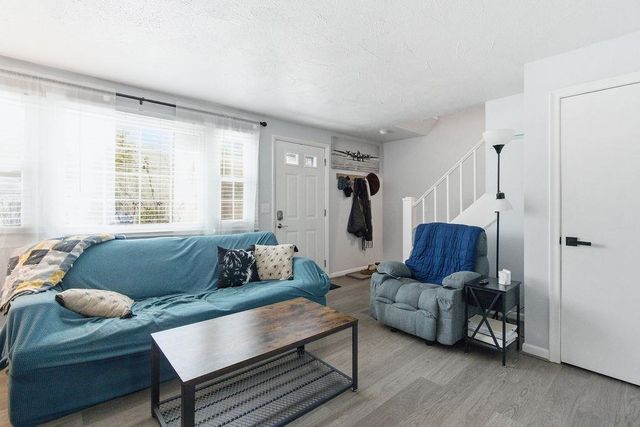 10 Woodburn Dr Apt C, Litchfield, NH 03052