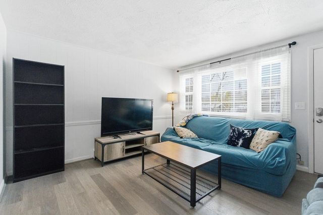 10 Woodburn Dr Apt C, Litchfield, NH 03052