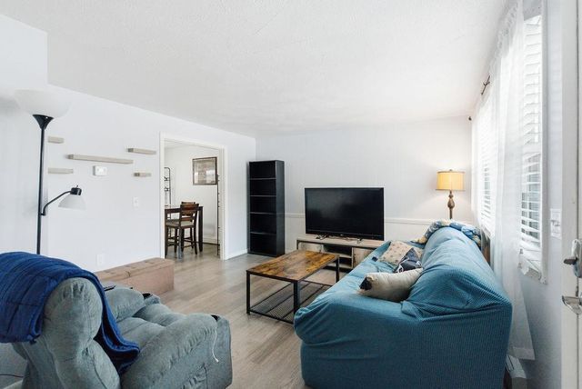 10 Woodburn Dr Apt C, Litchfield, NH 03052