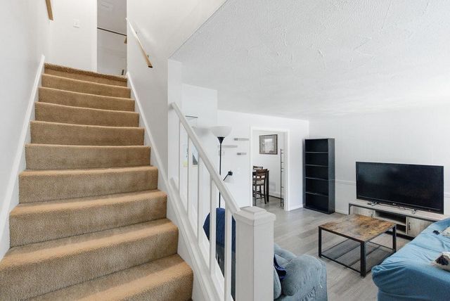 10 Woodburn Dr Apt C, Litchfield, NH 03052