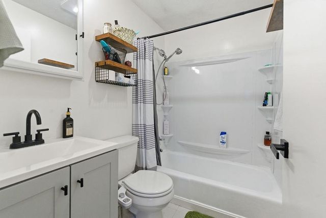 10 Woodburn Dr Apt C, Litchfield, NH 03052