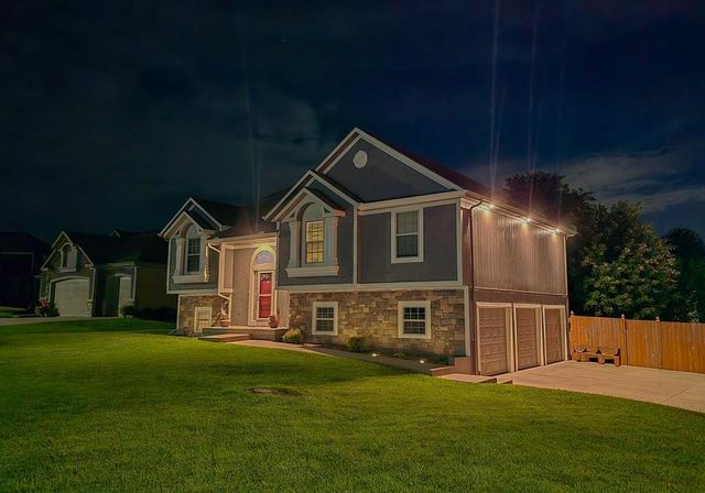1000 SW Redbud Circle, Oak Grove, MO 64075