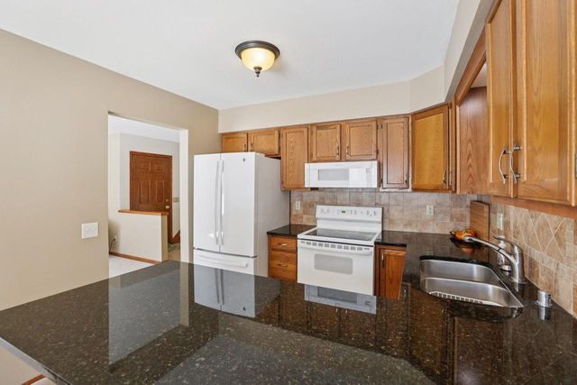 208 Creek Edge Court, Waunakee, WI 53597