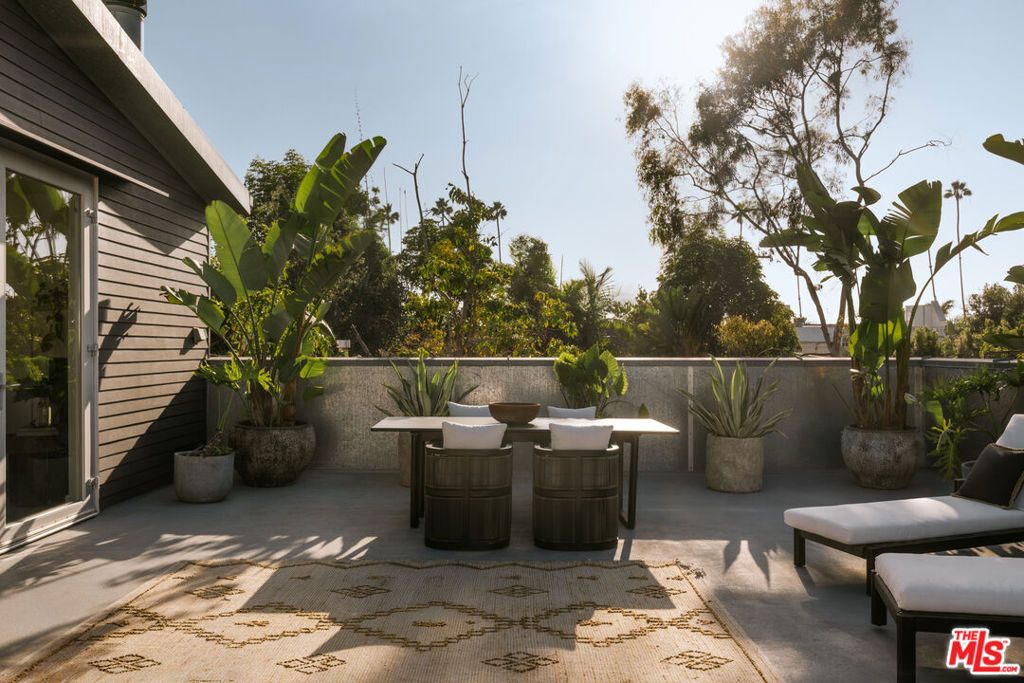 633 Santa Clara Avenue, Venice, CA 90291 — photo 2