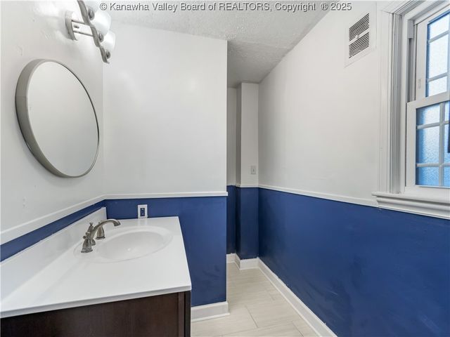 5106 Staunton Avenue Se, Charleston, WV 25304