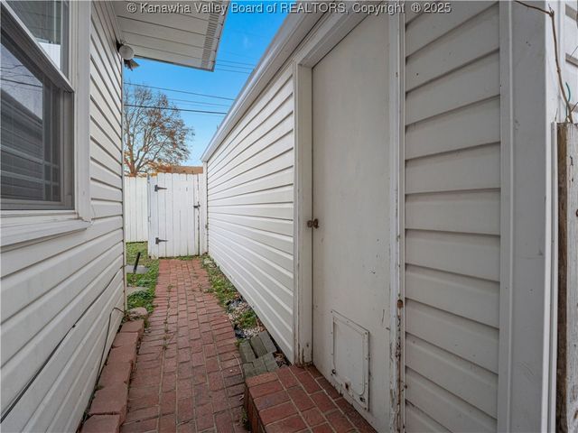 5106 Staunton Avenue Se, Charleston, WV 25304