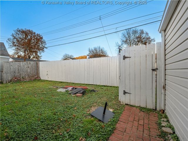 5106 Staunton Avenue Se, Charleston, WV 25304