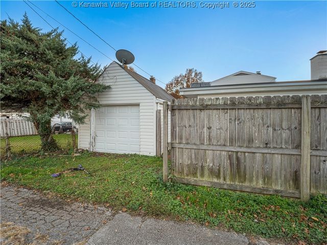 5106 Staunton Avenue Se, Charleston, WV 25304