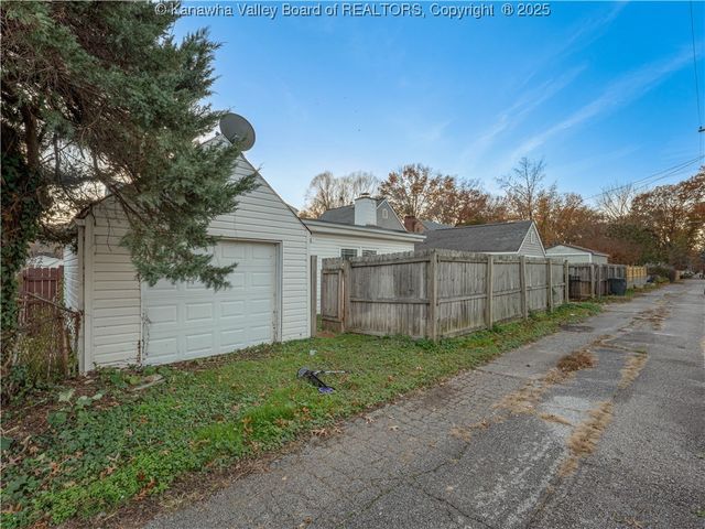 5106 Staunton Avenue Se, Charleston, WV 25304