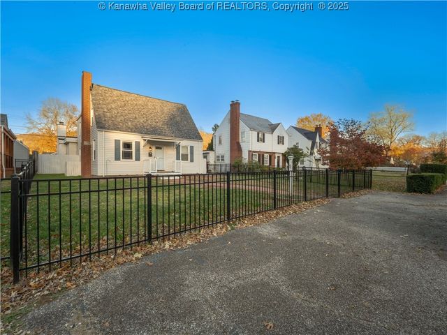 5106 Staunton Avenue Se, Charleston, WV 25304