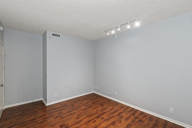 661 Bering Drive 504, Houston, TX 77057