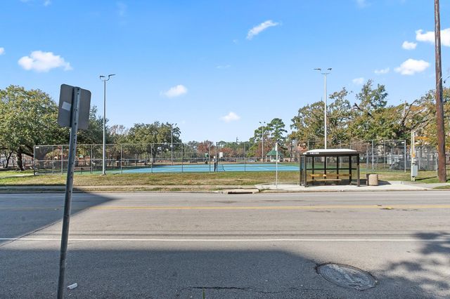 661 Bering Drive 504, Houston, TX 77057