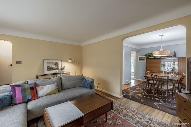 10846 Hart Avenue, Huntington Woods, MI 48070