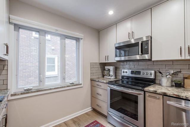 10846 Hart Avenue, Huntington Woods, MI 48070