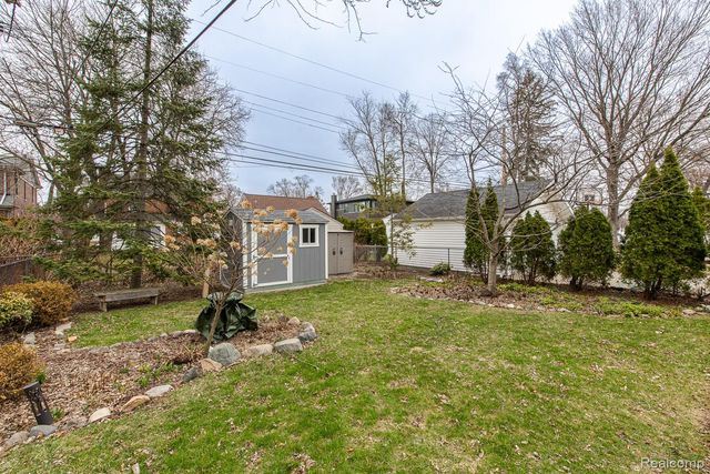 10846 Hart Avenue, Huntington Woods, MI 48070