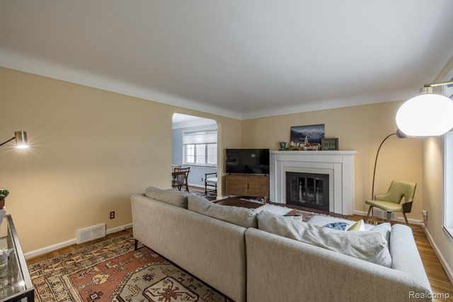 10846 Hart Avenue, Huntington Woods, MI 48070