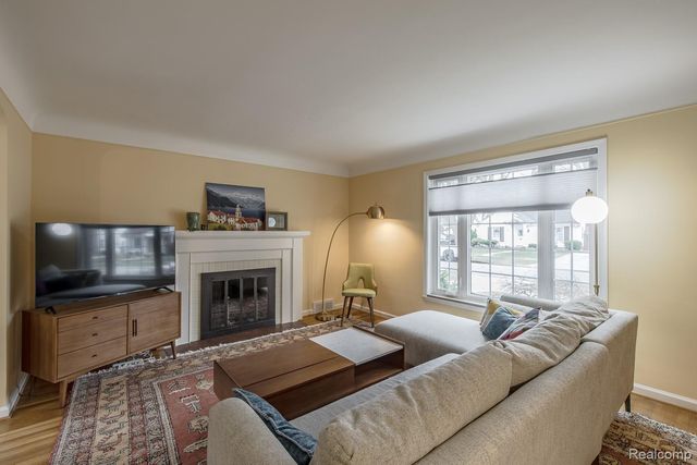 10846 Hart Avenue, Huntington Woods, MI 48070