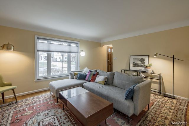 10846 Hart Avenue, Huntington Woods, MI 48070