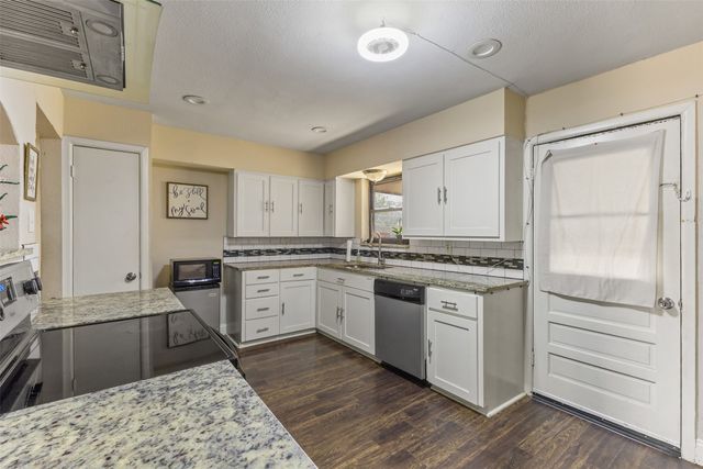 1206 Hillside Drive, Grand Prairie, TX 75051