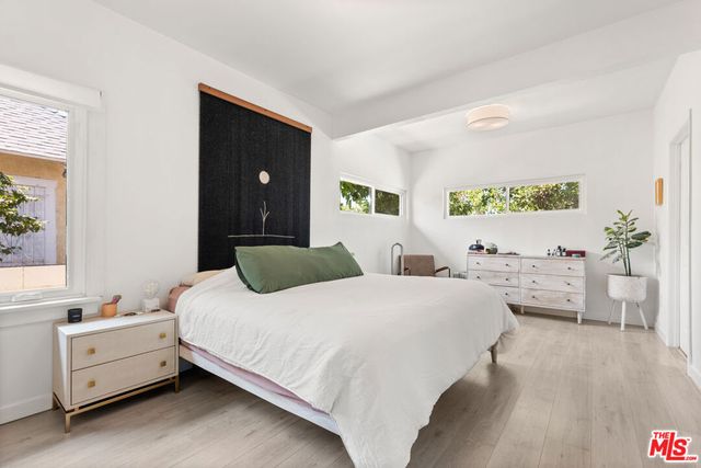 1231 W 49th Street, Los Angeles, CA 90037