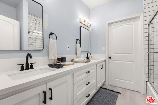 1231 W 49th Street, Los Angeles, CA 90037