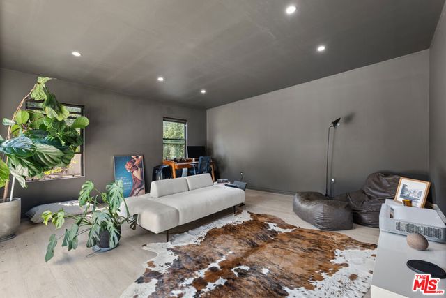 1231 W 49th Street, Los Angeles, CA 90037