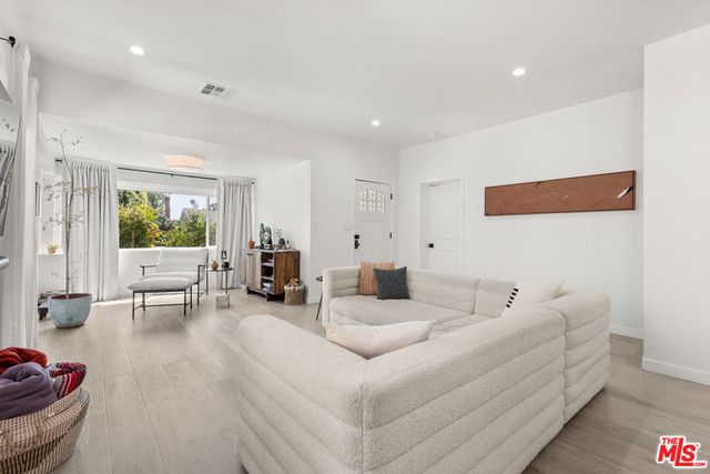 1231 W 49th Street, Los Angeles, CA 90037