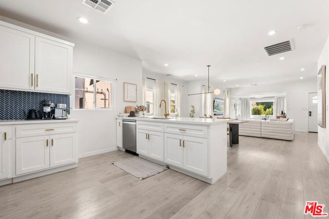 1231 W 49th Street, Los Angeles, CA 90037