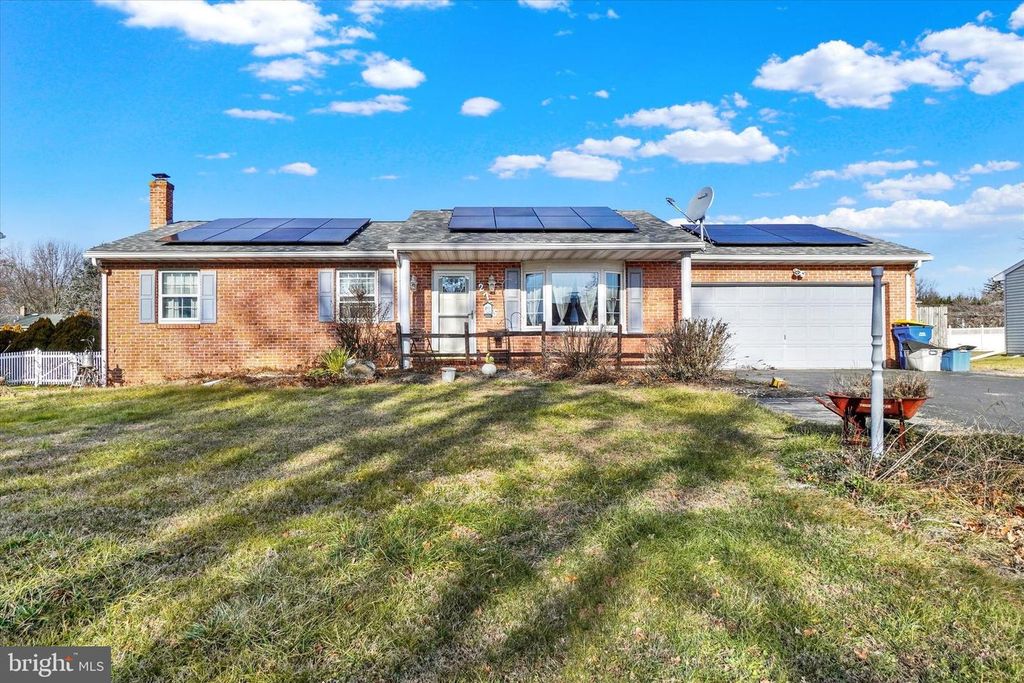 2755 WILLAPA DR, Dover, PA 17315