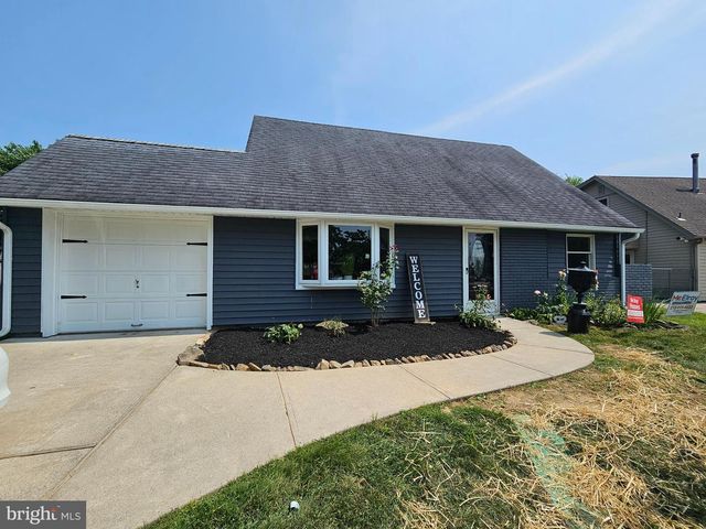 14 IRIS RD, Levittown, PA 19057