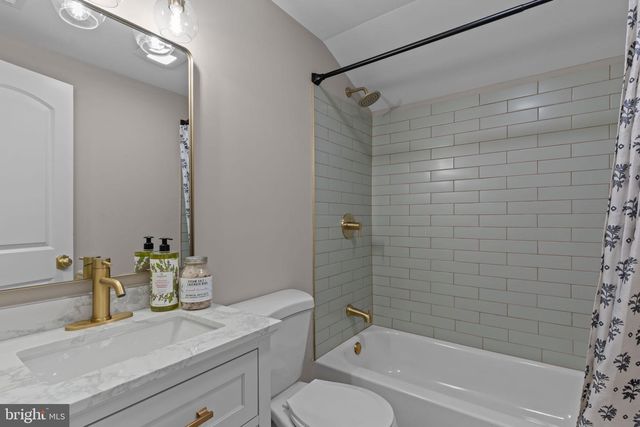 14 IRIS RD, Levittown, PA 19057