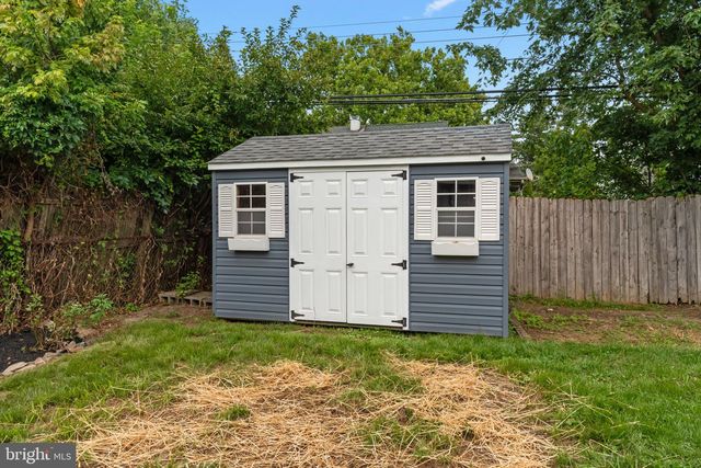 14 IRIS RD, Levittown, PA 19057