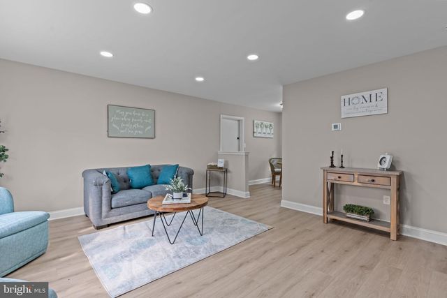 14 IRIS RD, Levittown, PA 19057