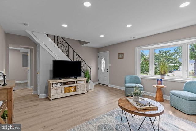 14 IRIS RD, Levittown, PA 19057