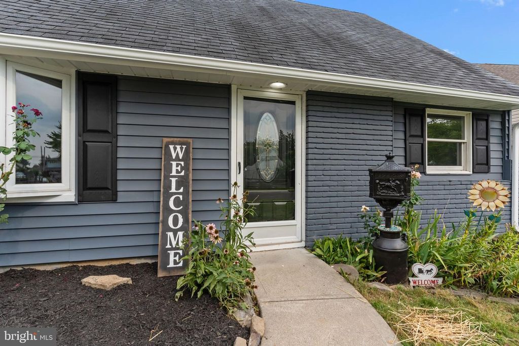 14 IRIS RD, Levittown, PA 19057