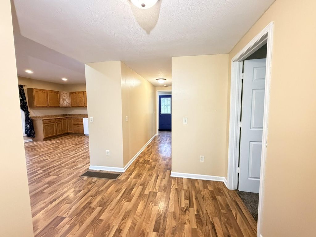 211 E Luella Street, Le Roy, MN 55951 — photo 2