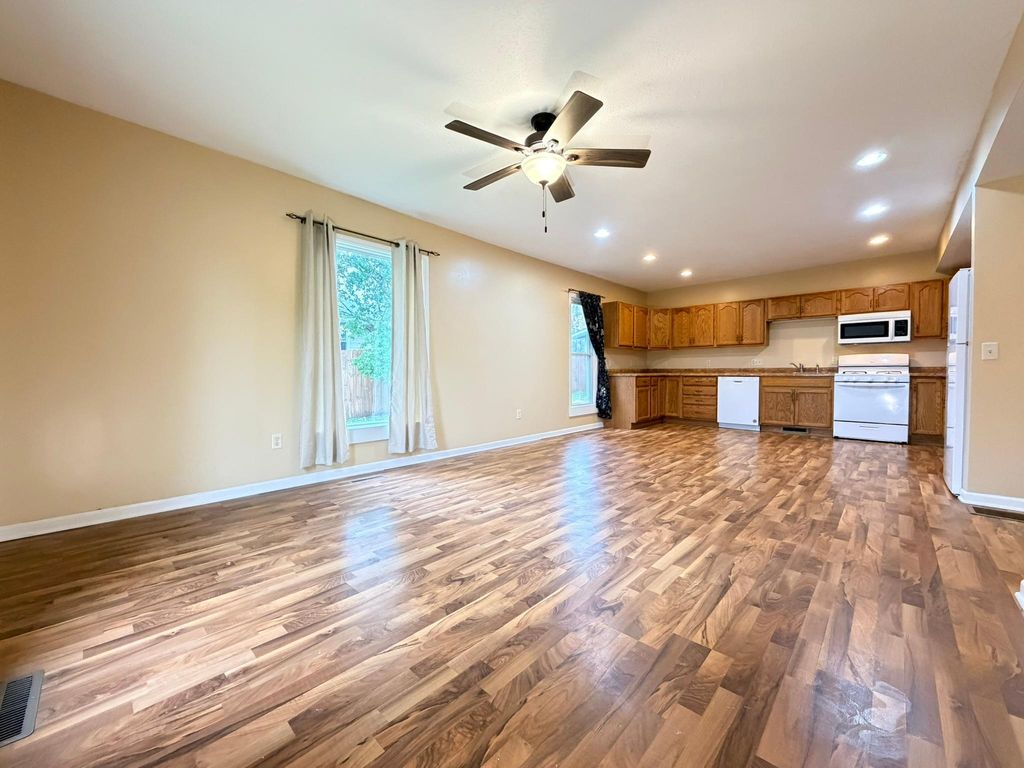 211 E Luella Street, Le Roy, MN 55951 — photo 3