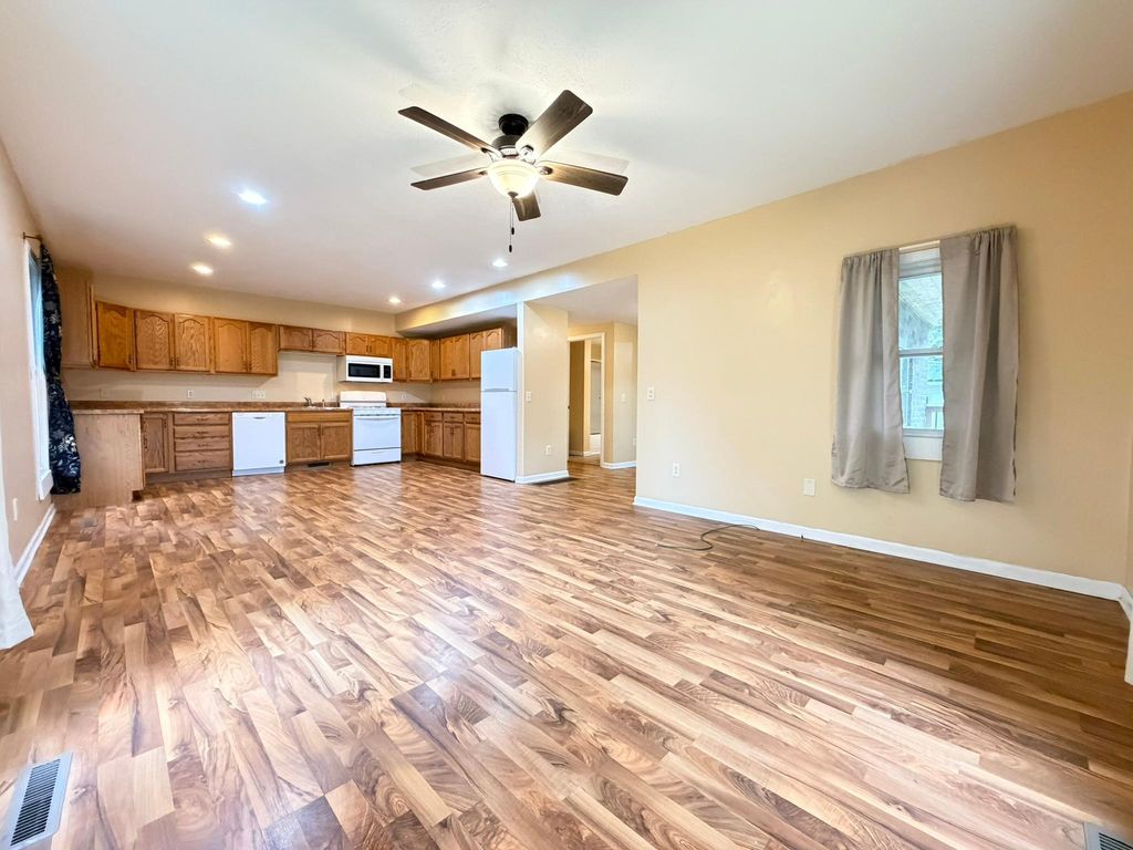 211 E Luella Street, Le Roy, MN 55951 — photo 4