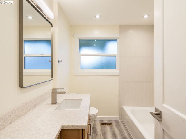 13045 Se ANKENY St, Portland, OR 97233