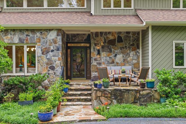 10 Pebble Lane, Signal Mountain, TN 37377