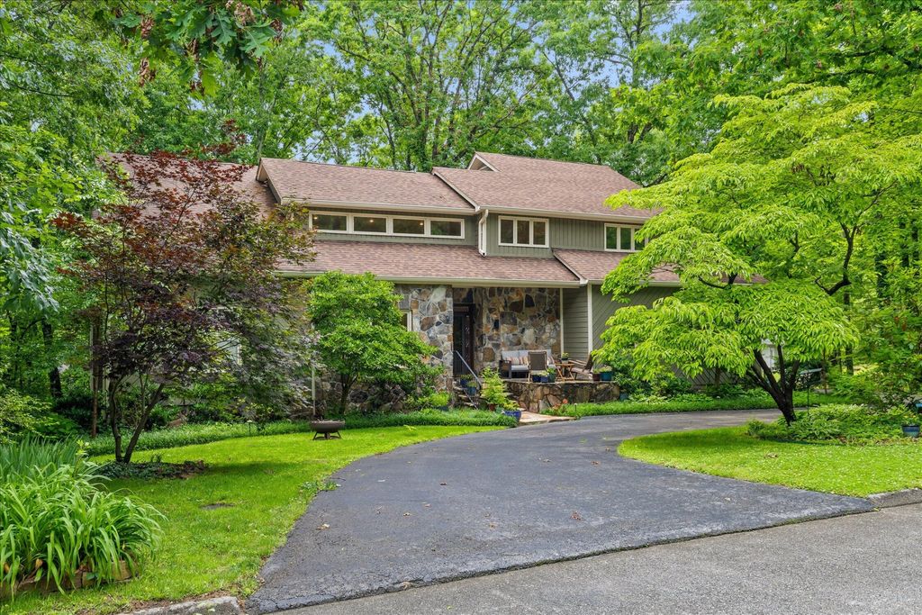 10 Pebble Lane, Signal Mountain, TN 37377