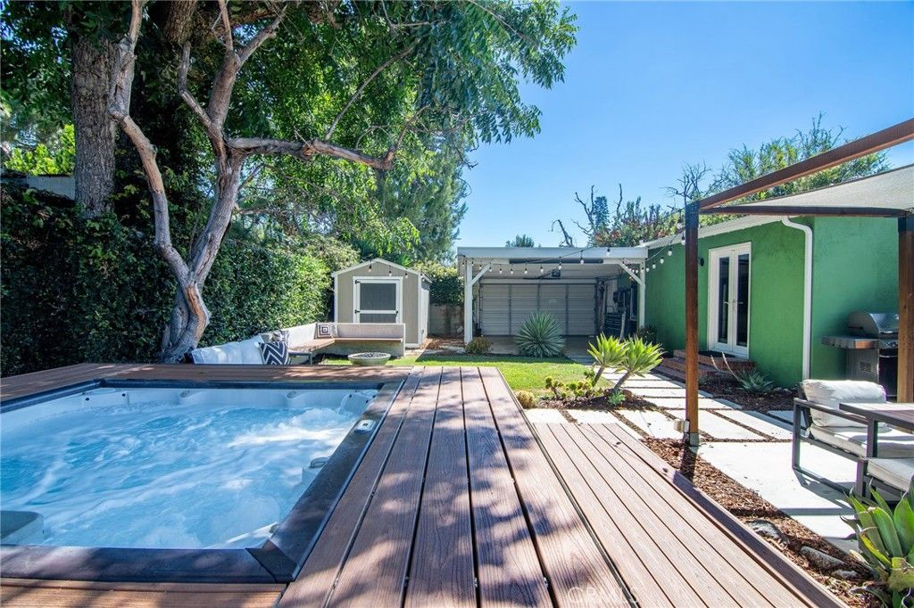 10703 Collins Street, North Hollywood, CA 91601 — exterior