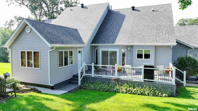 582 BREEZY POINT Drive, Clinton, IA 52732