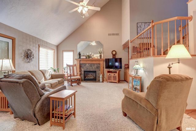 582 BREEZY POINT Drive, Clinton, IA 52732