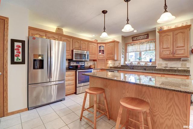 582 BREEZY POINT Drive, Clinton, IA 52732