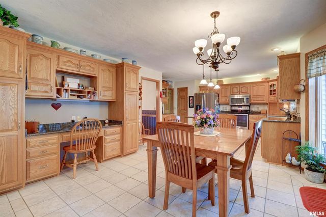 582 BREEZY POINT Drive, Clinton, IA 52732