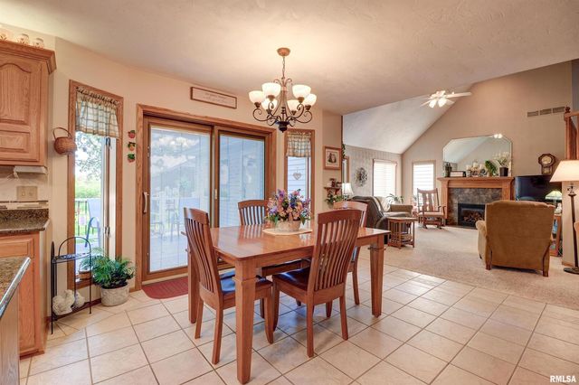 582 BREEZY POINT Drive, Clinton, IA 52732