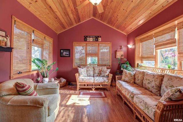 582 BREEZY POINT Drive, Clinton, IA 52732