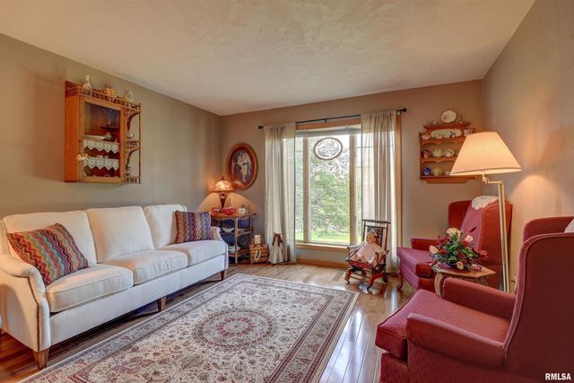 582 BREEZY POINT Drive, Clinton, IA 52732